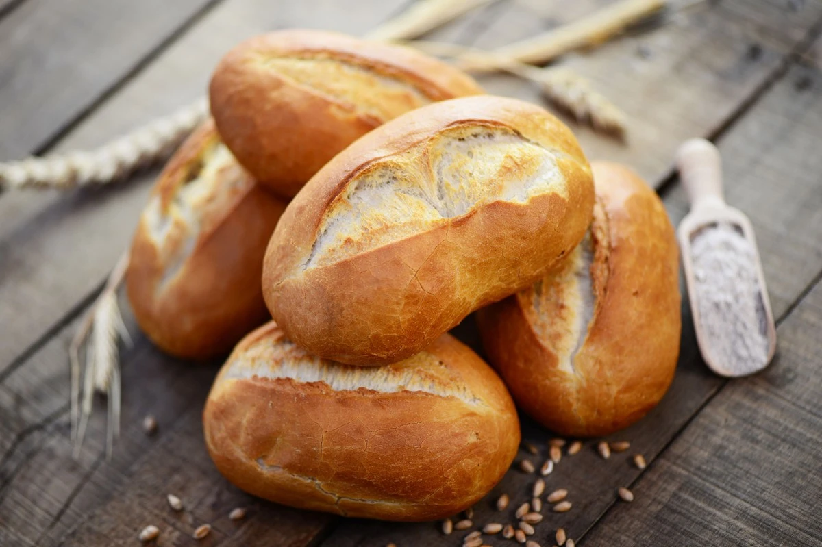 Tres ingredientes: la receta más fácil para panecillos crujientes y esponjosos de domingo sin levadura