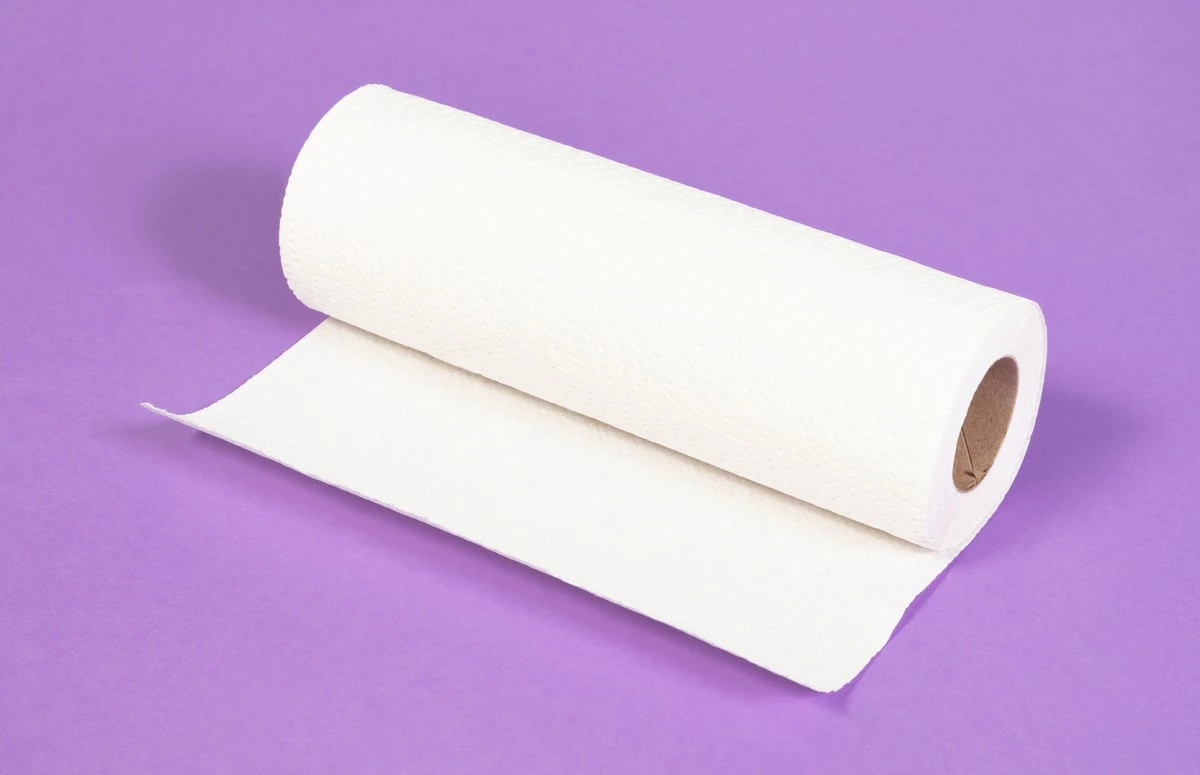 El truco de cocina que te ahorrará horas limpiando: Papel de cocina en tus armarios es la solución genial