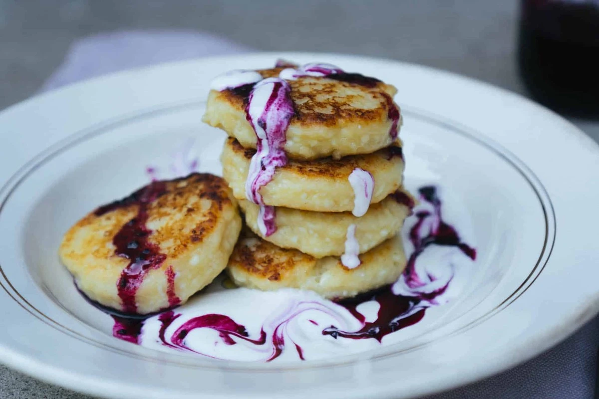 Prepara hamburguesas rellenas con solo un paquete de requesón: la receta exprés de desayuno - image 1