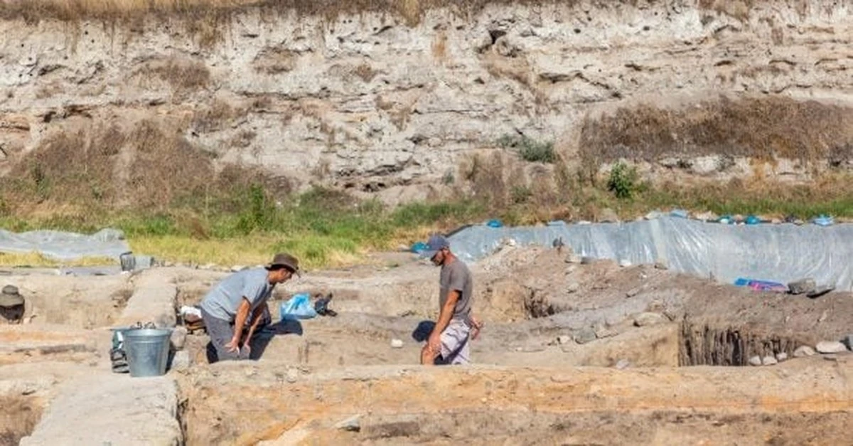 Rompen rocas rojas y encuentran algo que desafía la ciencia: el tesoro oculto en su interior