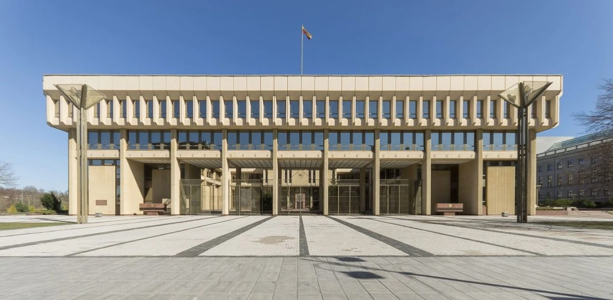 elpresidentedel-extra-1.webp El Presidente del Parlamento, Símbolo de la Discordia Constitucional: ¿Una Sanción Inevitable? - image 1