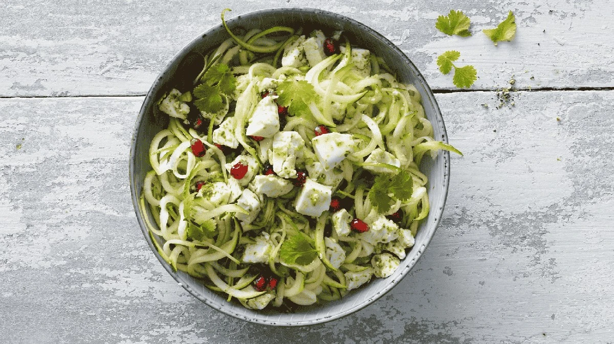 Zoodles de Calabacín con Queso de Pastor: Así de Deliciosa y Fácil Puede Ser la Comida Vegana