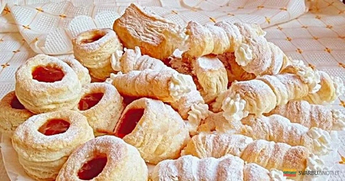 Galletas caseras de la abuela con mermelada y tubos de crema de vainilla