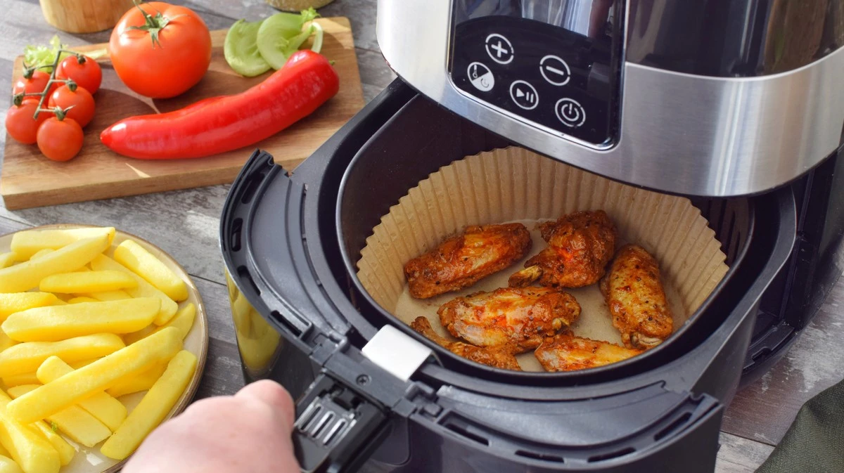 ¿Papel de horno en la freidora de aire? Por qué podrías estar arruinando tus comidas