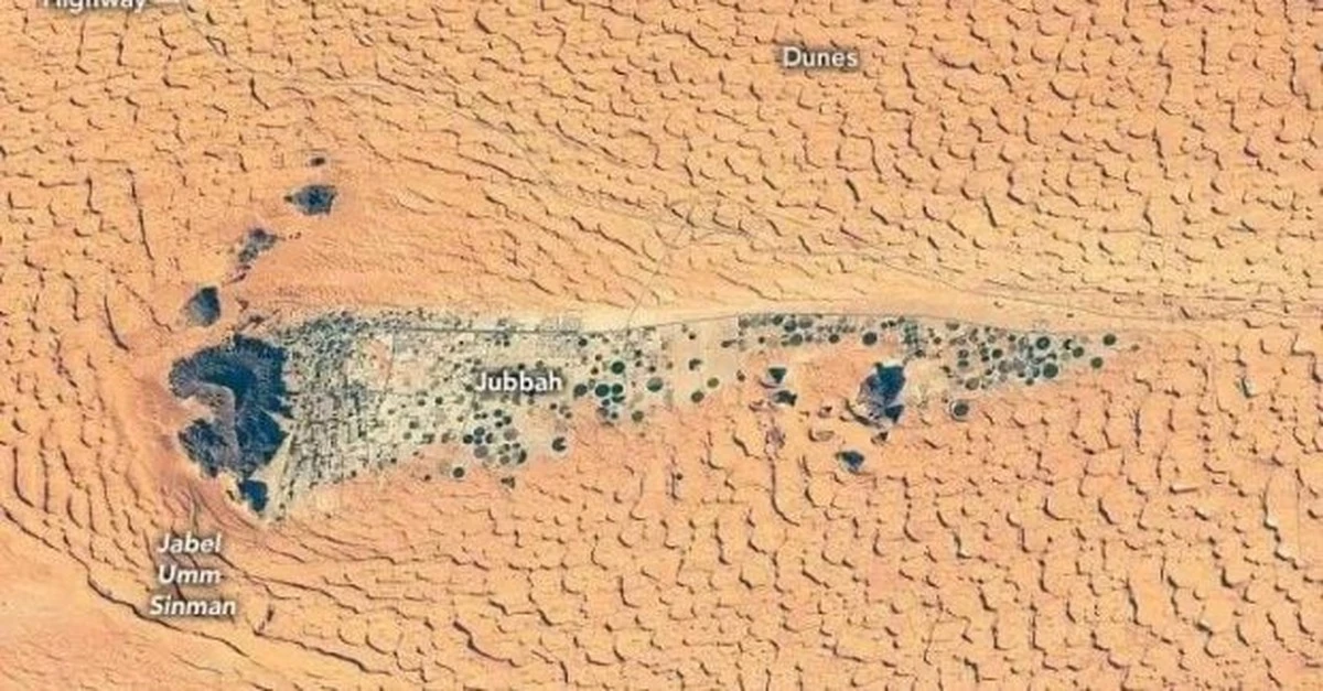 El antiguo lecho de un lago revela un oasis verde en el desierto de Arabia Saudí