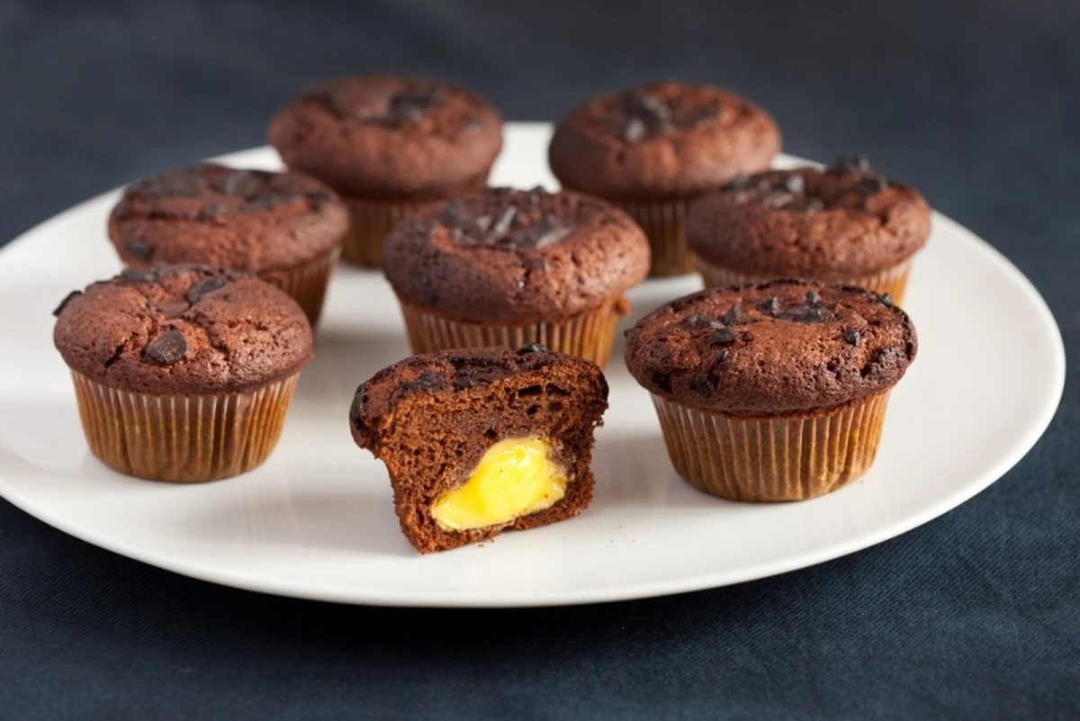 Muffins de Licor de Huevo perfectos para Pascua con chips de chocolate - image 1
