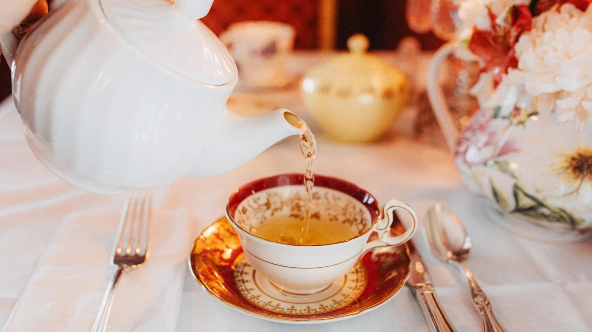 La porcelana floral de Tchibo que te transportará al mundo de 'Bridgerton' esta primavera