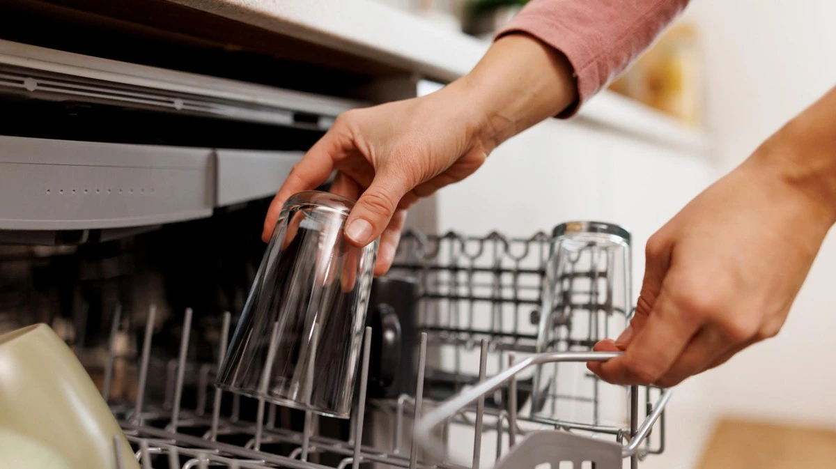 El truco del vaso en el lavavajillas que lo limpia casi solo