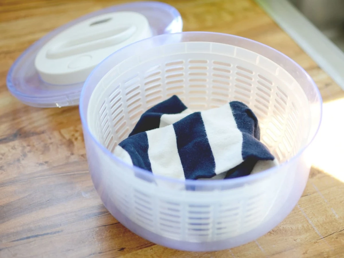 El truco casero para secar ropa en minutos: la herramienta de cocina que lo hace posible - image 1