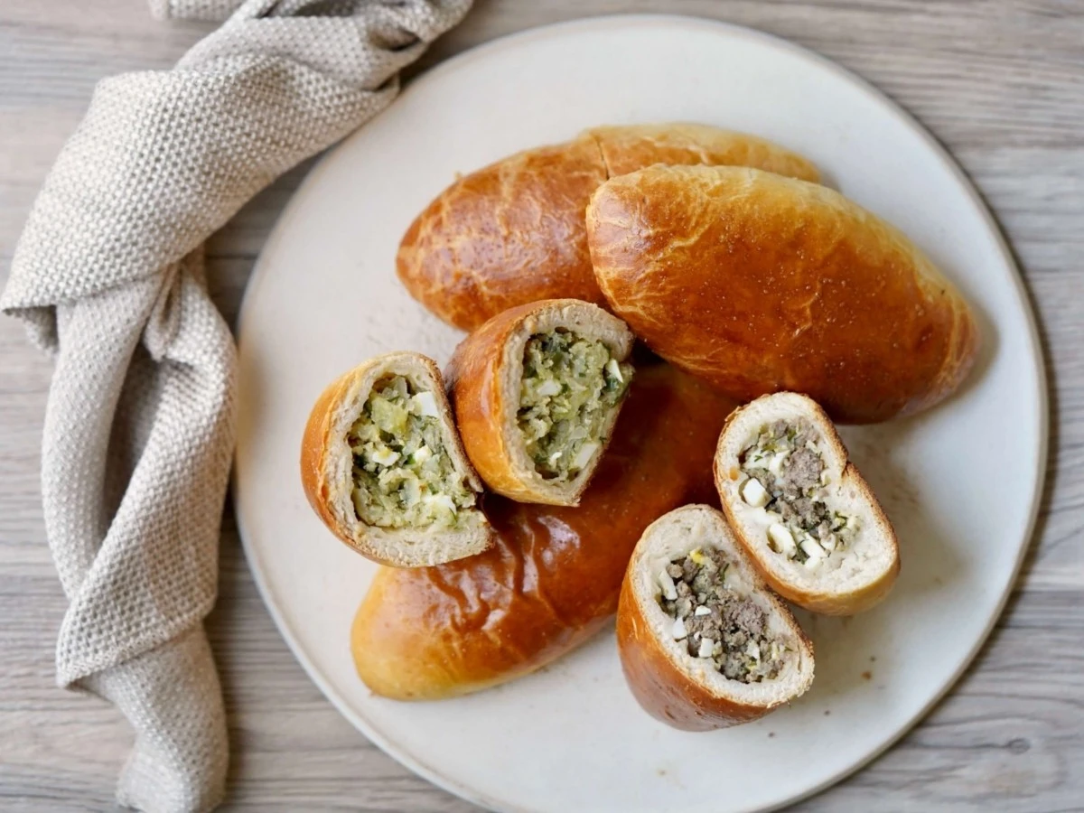 Pastelitos hojaldrados de pirozhki con champiñones y guisantes: la receta secreta que sabe mejor que en el mercado - image 1