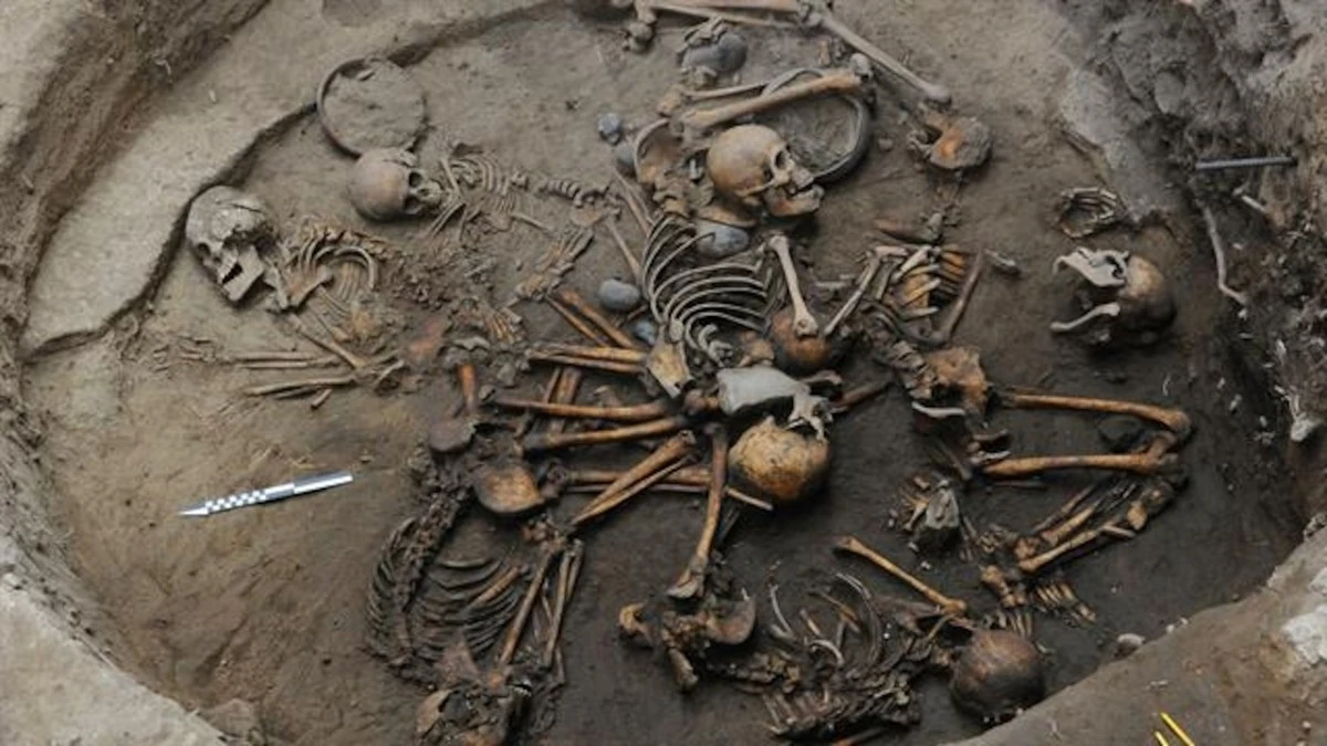 Arqueólogos desentierran a una adolescente sepultada hace 5.000 años con los huesos de su padre: un hallazgo que redefine las relaciones familiares antiguas. - image 1