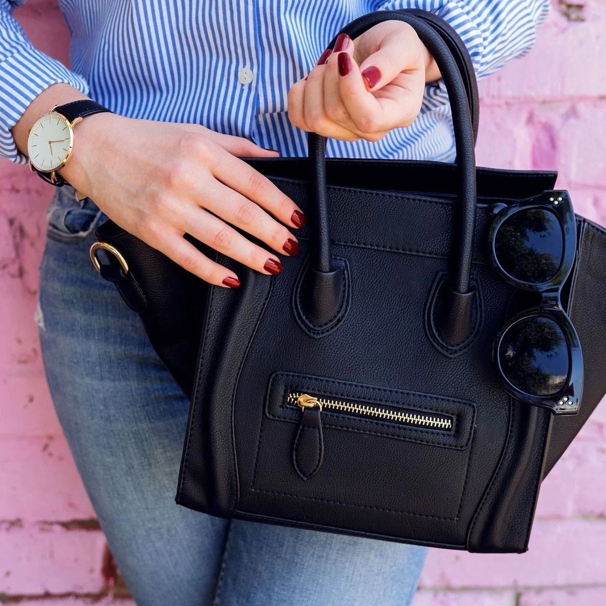 El secreto que no conocías: por qué una mini quitapelusas es tu mejor aliado en el bolso