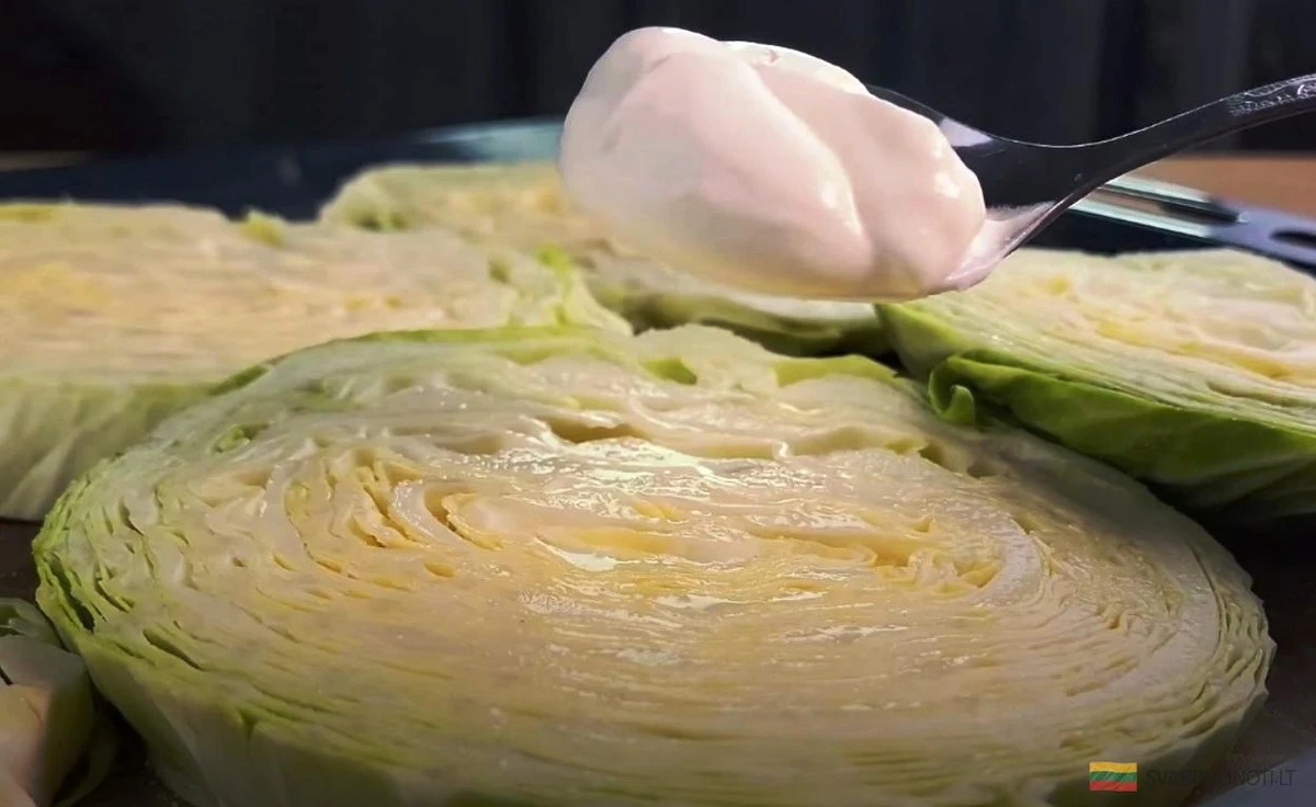 La cena perfecta: Pollo y repollo al horno en 5 pasos