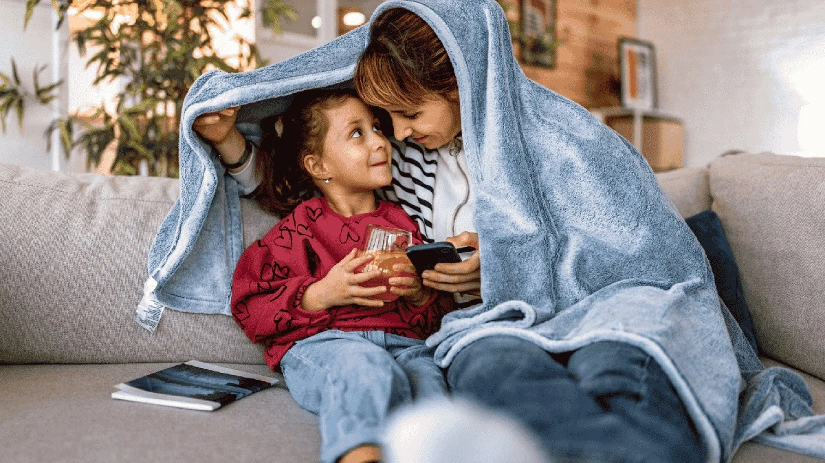 ¿Llevas meses sin lavar tu manta de sofá? Podrías estar acumulando esto
