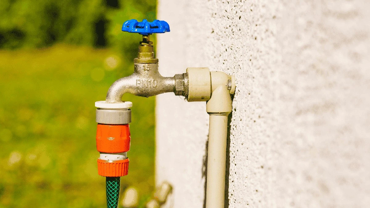 Este gadget de ducha revolucionará tu jardín: el truco de limpieza que todos pasan por alto