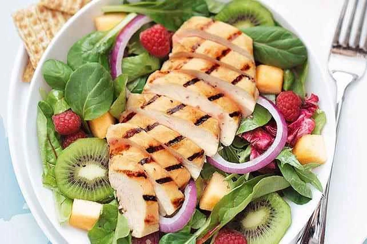 Ensalada Ligera y Suave de Pollo con Albaricoques Secos y Nueces - image 1