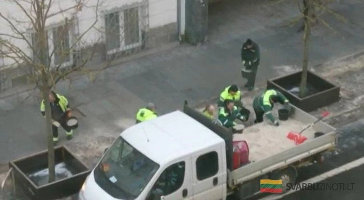 Por qué 9 trabajadores esparcían sal a mano en la avenida Gediminas: la explicación que te sorprenderá