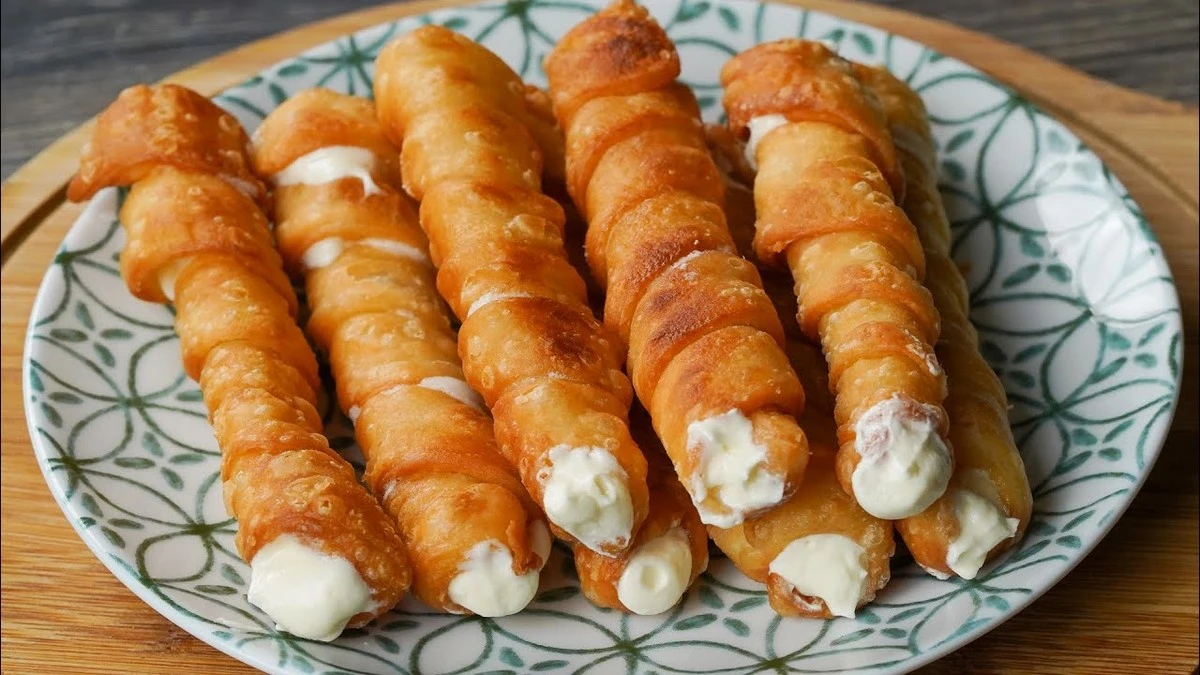 No más Eclairs: Preparo este suculento rollo de profiteroles casero con crema - image 1