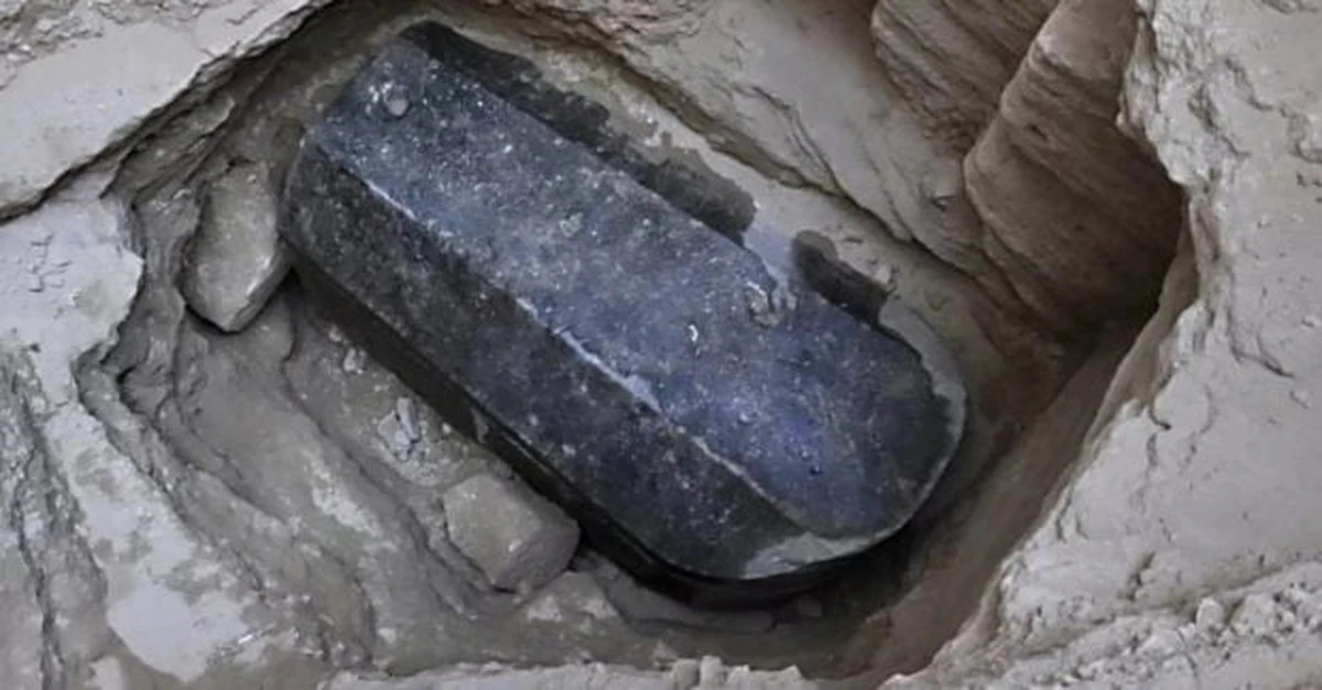 Lanzan 27 toneladas de historia: Abren un sarcófago negro sellado en Egipto y revelan impactante verdad