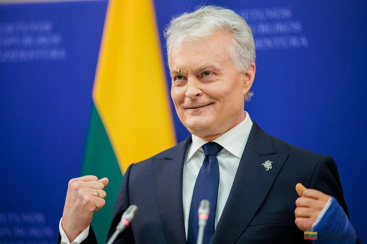 Presidente lituano revela cómo se lesionó: "Tropecé en terreno llano"