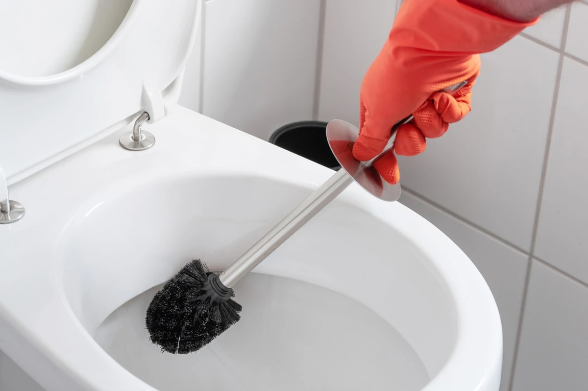 El secreto para unos bordes de inodoro impecables: El papel de lija es la solución insospechada