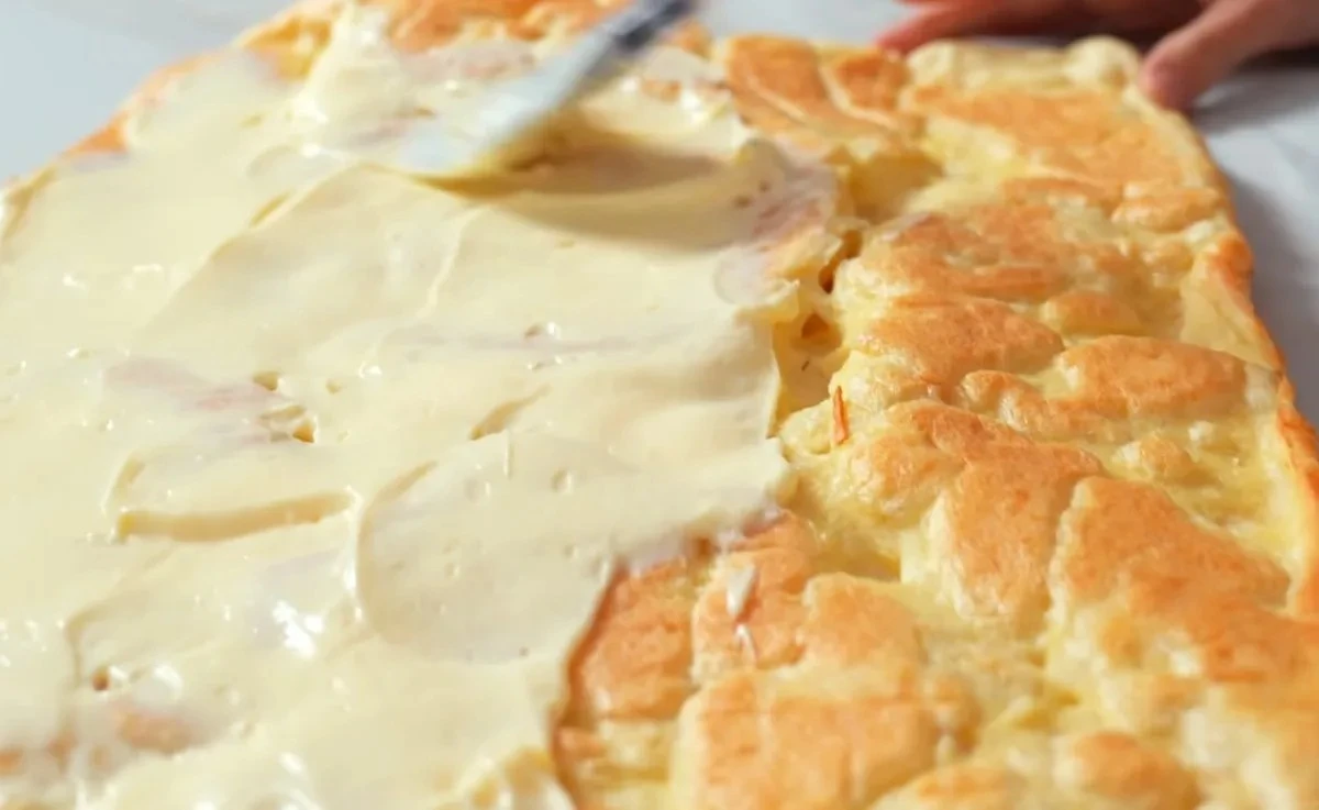 No más Eclairs: Preparo este suculento rollo de profiteroles casero con crema