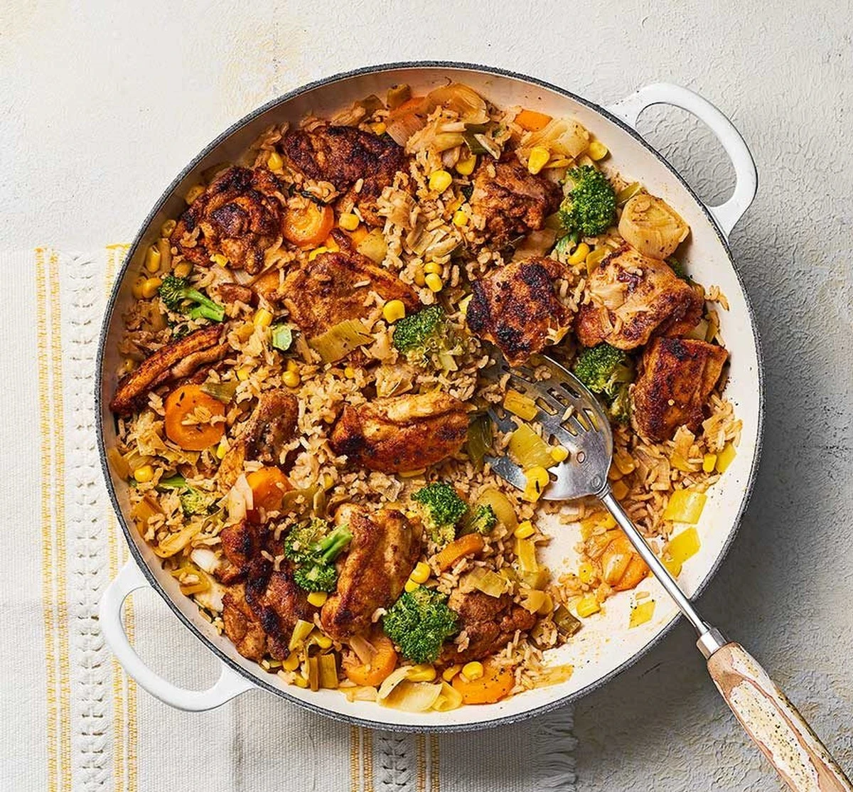 Arroz con Pollo y Verduras: Cena Rápida en Una Sola Sartén - image 1