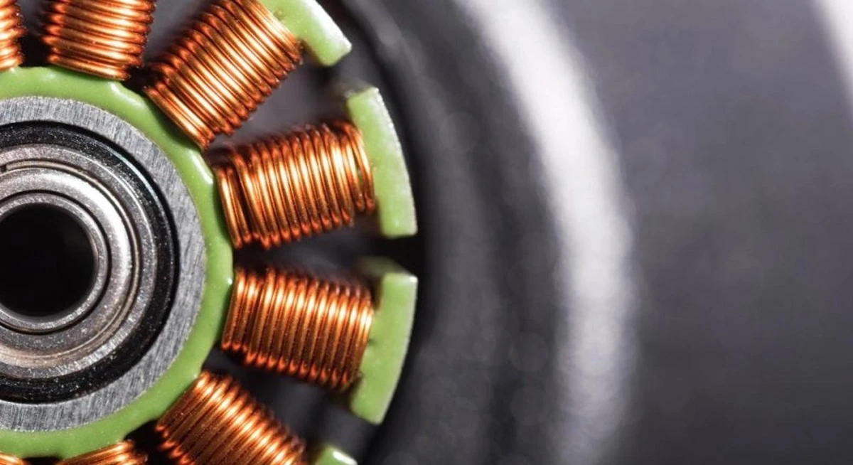 Cómo Japón creó un motor sin cobre ni imanes: el secreto en cristales raros