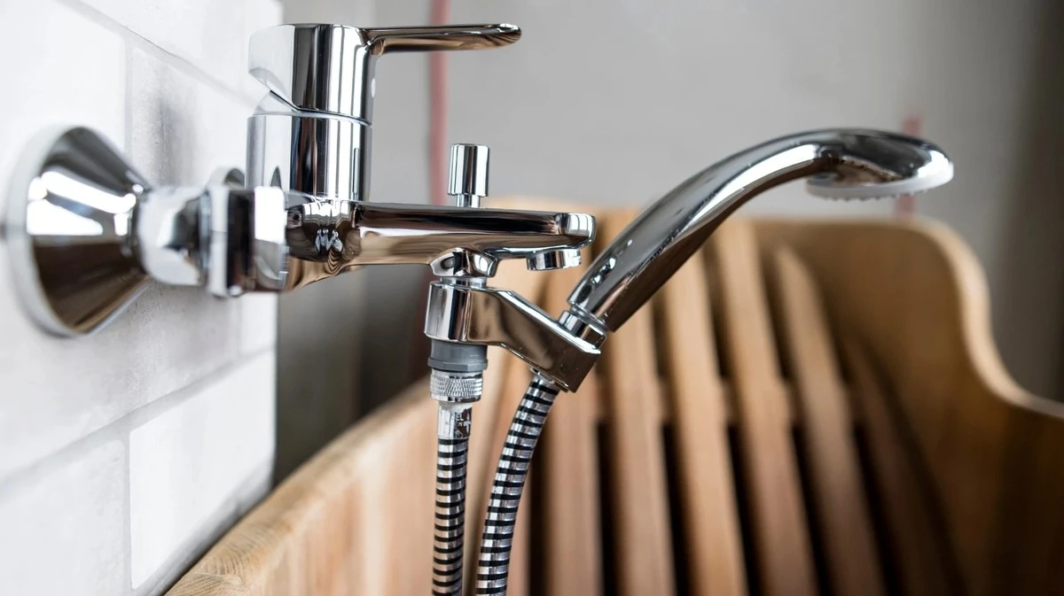 El truco de la cera que deja las griferías del baño como nuevas