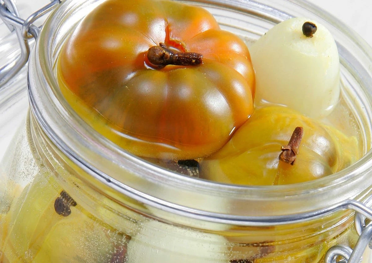 Tres ingredientes secretos para tomates encurtidos como de barril, ¡listos para devorar en invierno! - image 1