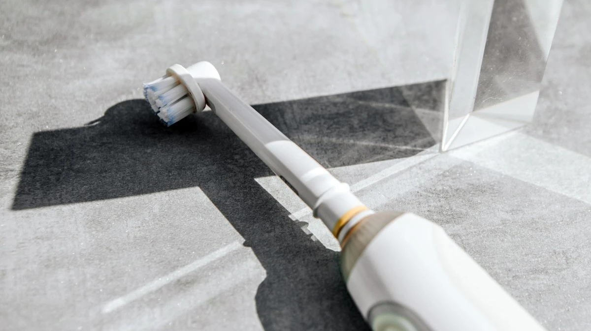 El error garrafal que vuelve tu cepillo dental eléctrico un nido de moho