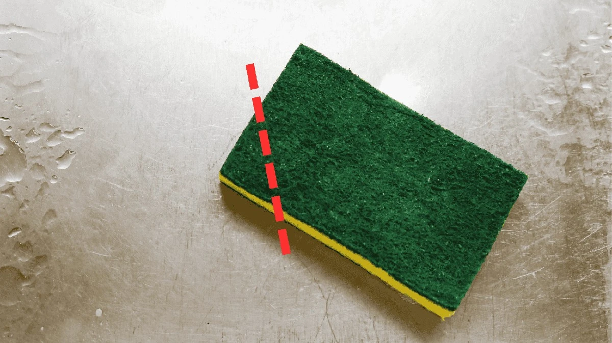 Recorto una esquina de mi esponja de cocina y este es el truco infalible para evitar errores
