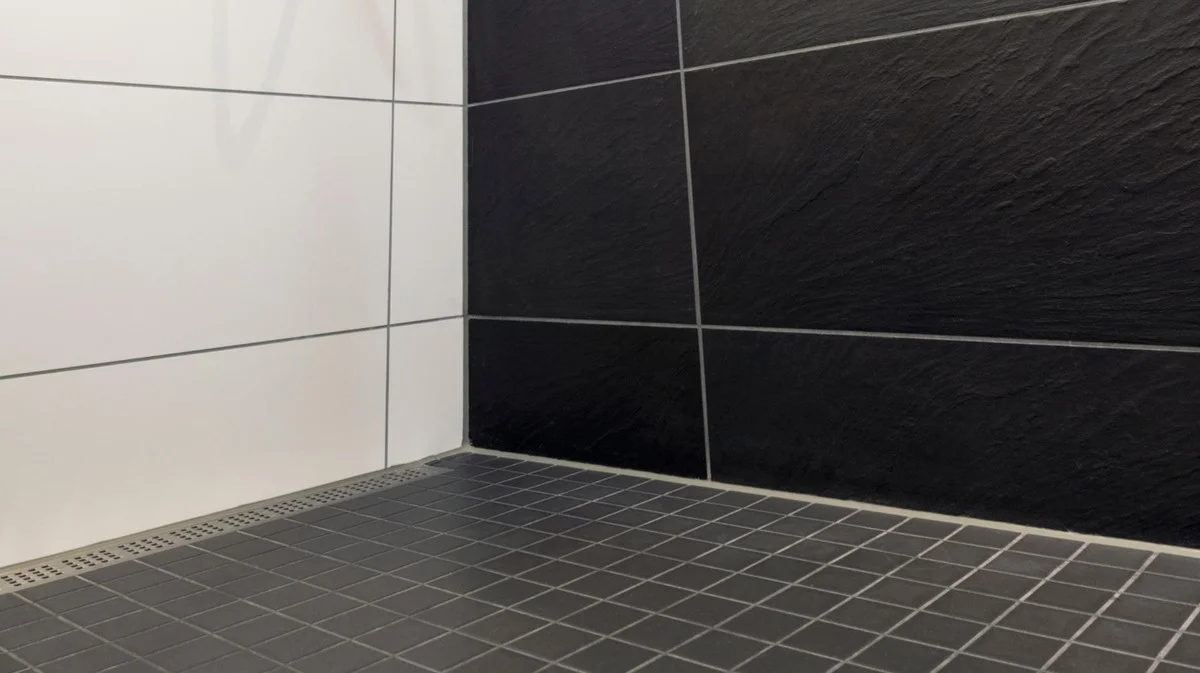 Adiós a las manchas de cal en azulejos negros: 4 trucos caseros que sí funcionan