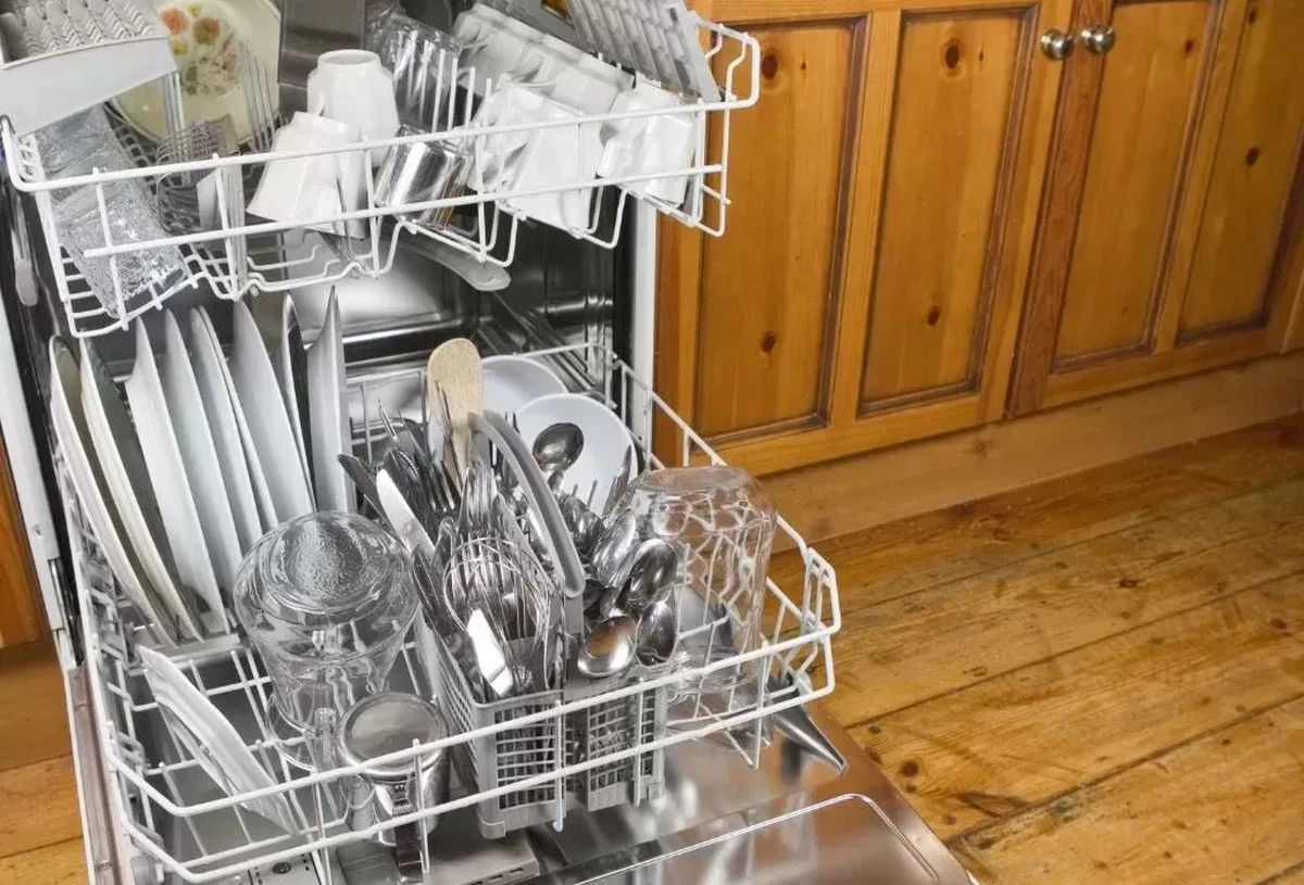 8 objetos de tu cocina que no deberías meter en el lavavajillas (aunque todos lo hacen) - image 1